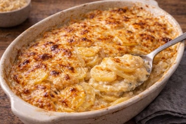 Kartoffelgratin aus dem Ofen mit goldbrauner Käsekruste