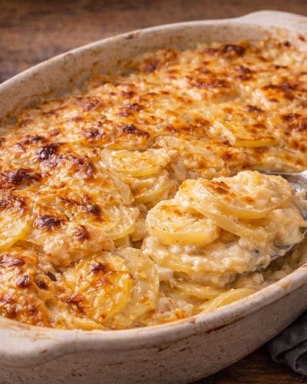 Kartoffelgratin aus dem Ofen mit goldbrauner Käsekruste