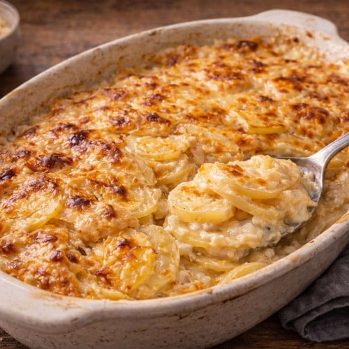 Kartoffelgratin aus dem Ofen mit goldbrauner Käsekruste