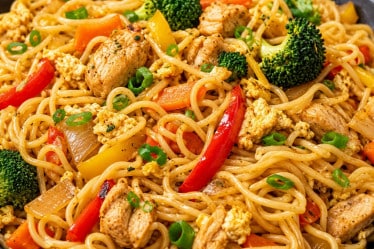 Gebratene Nudeln mit Gemüse, Ei und Hähnchen