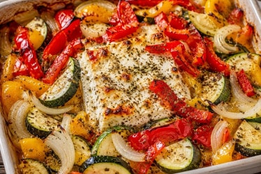 Überbackener Schafskäse mit Paprika und Zucchini