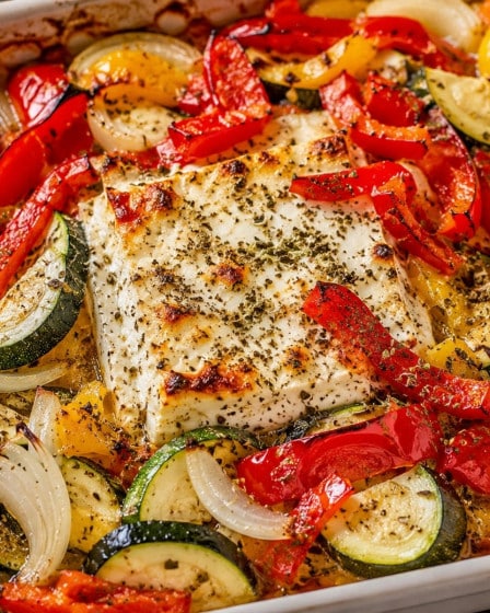 Überbackener Schafskäse mit Paprika und Zucchini