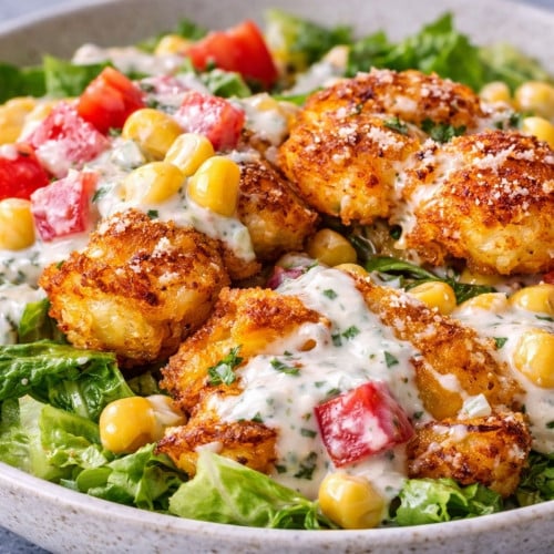 Smashed-Potatoe-Salat mit Dressing auf einem Teller