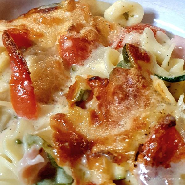 Nudelauflauf mit Zucchini in Senfsoße