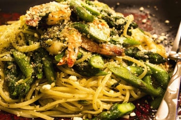 Spargelpasta mit Räucherlachs