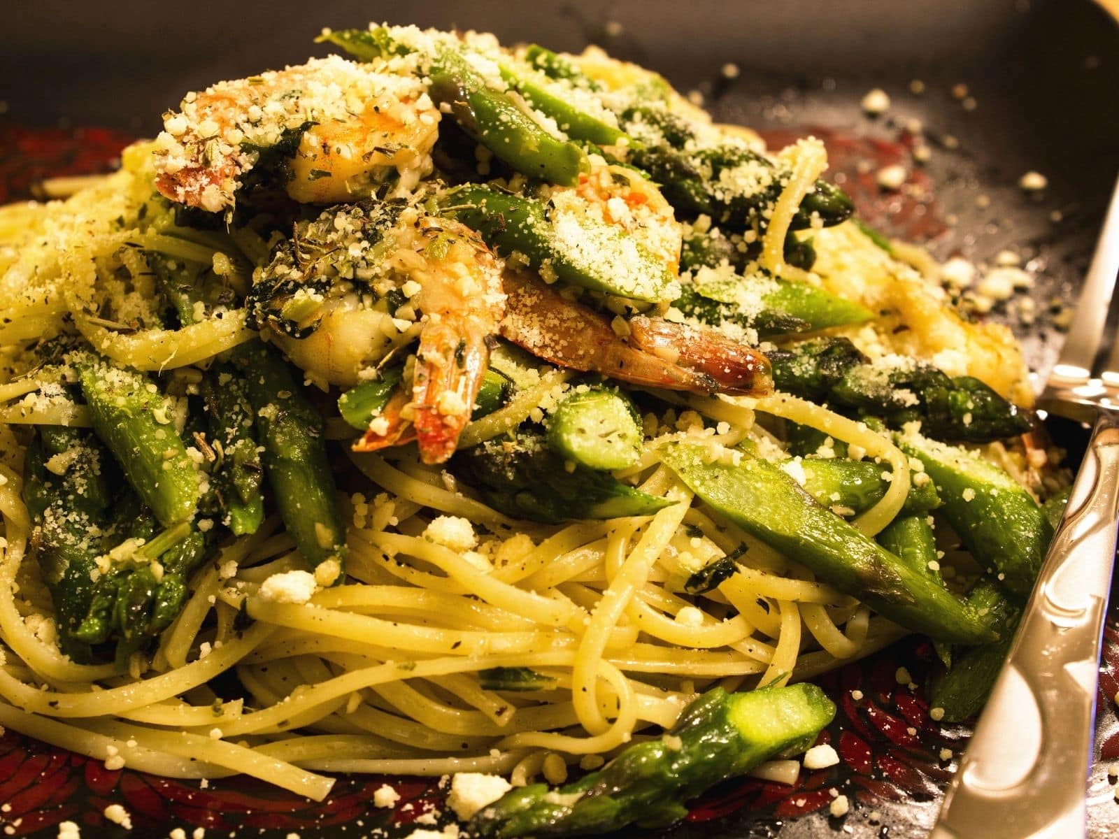 Spargelpasta mit Räucherlachs