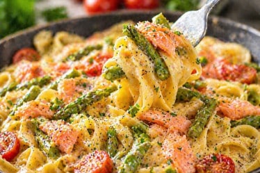 Cremige Spargelpasta mit Räucherlachs