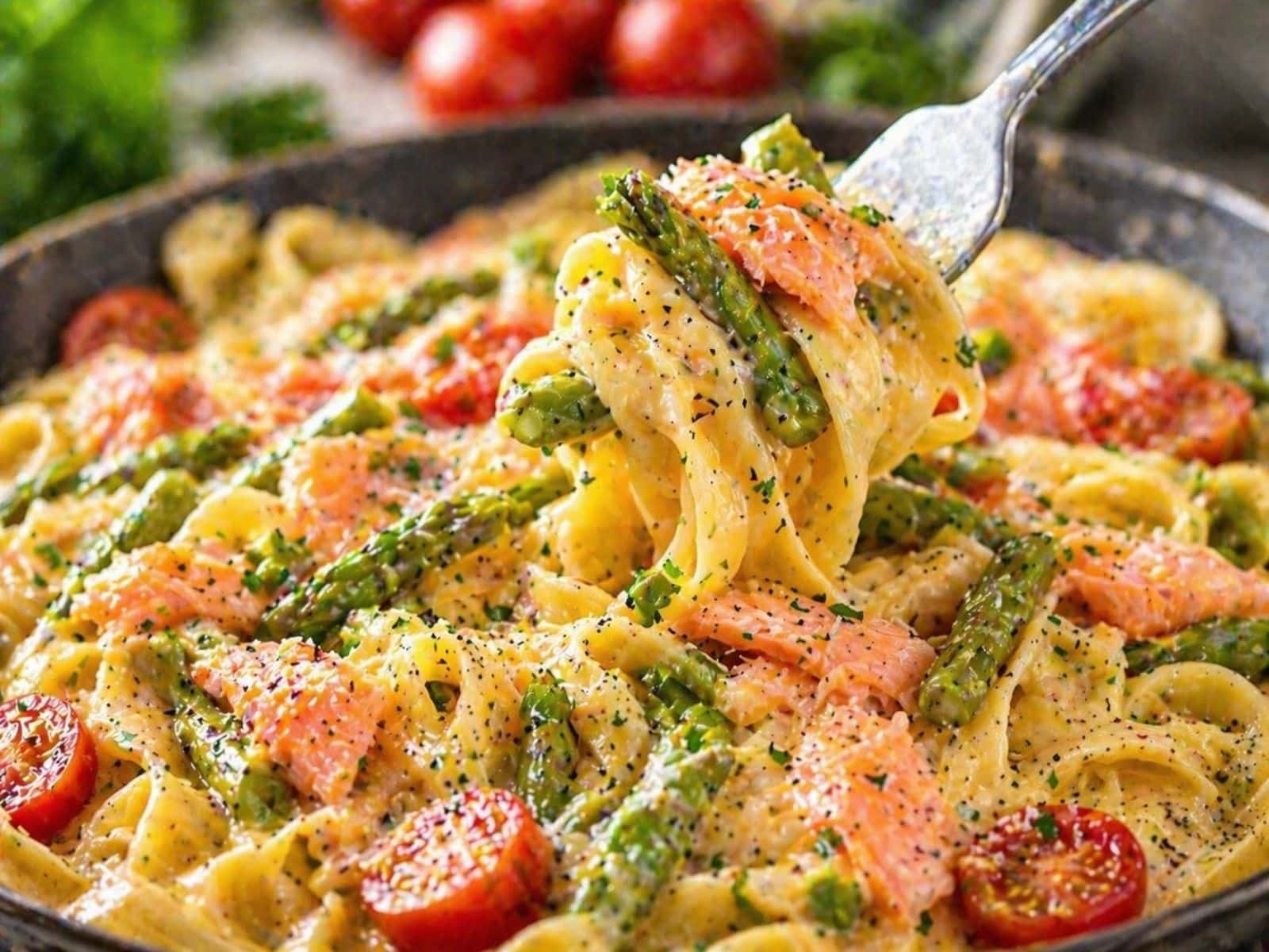 Cremige Spargelpasta mit Räucherlachs