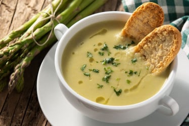 Spargelsuppe mit Brot