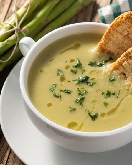 Spargelsuppe mit Brot