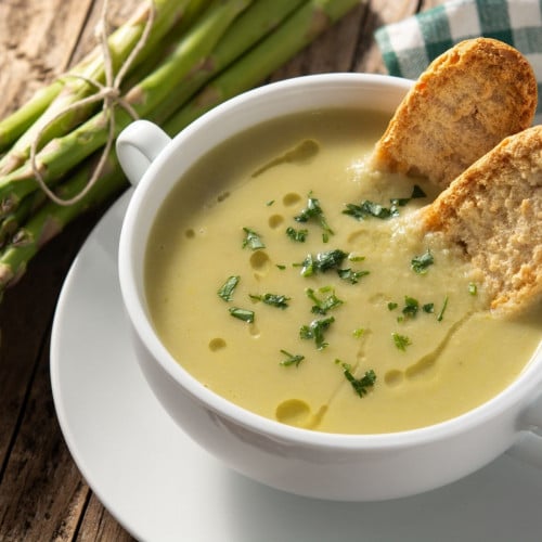 Spargelsuppe mit Brot