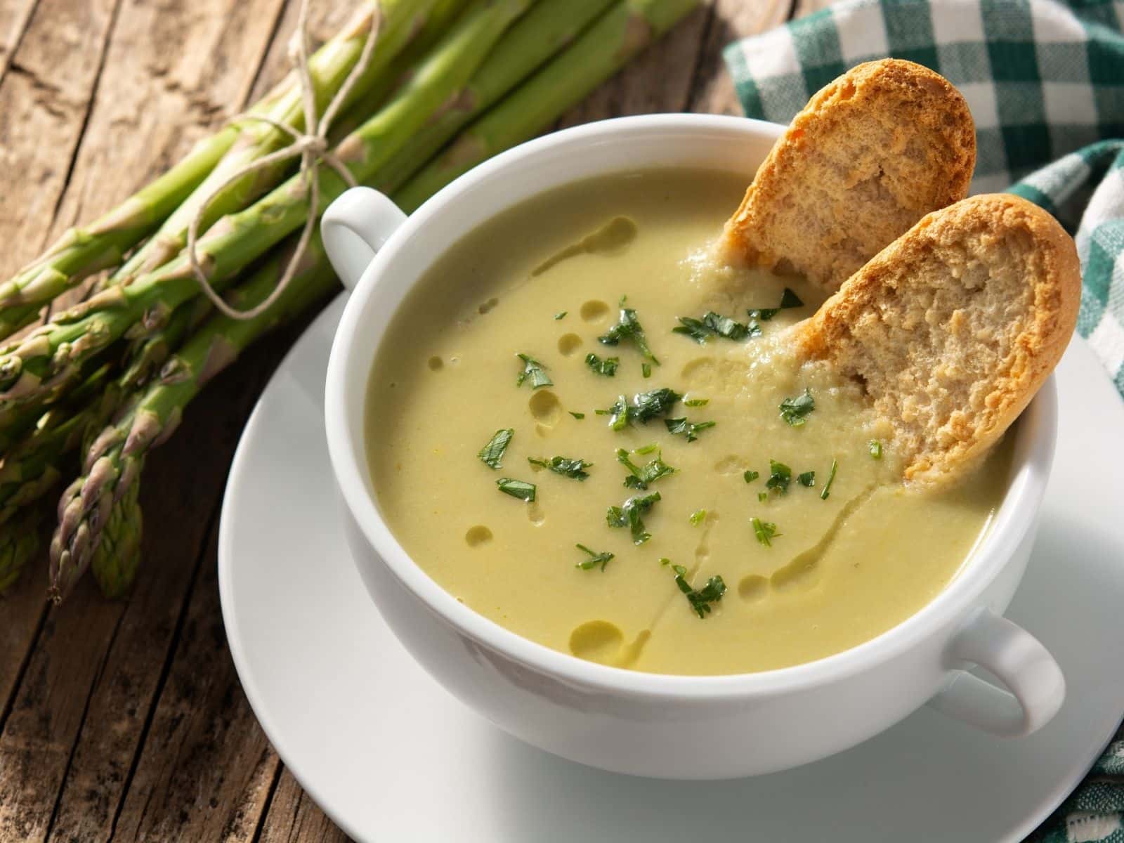Spargelsuppe mit Brot