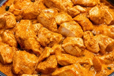 Butter Chicken in cremiger Tomatensauce als Nahaufnahme