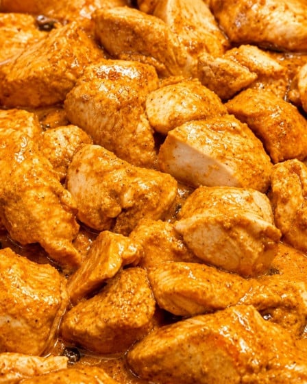 Butter Chicken in cremiger Tomatensauce als Nahaufnahme