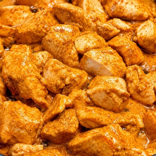 Butter Chicken in cremiger Tomatensauce als Nahaufnahme