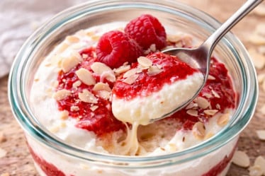 Joghurt-Sahne-Creme mit Himbeermousse in einem Glas
