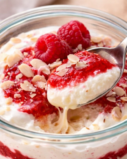 Joghurt-Sahne-Creme mit Himbeermousse in einem Glas