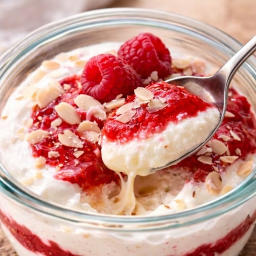 Joghurt-Sahne-Creme mit Himbeermousse in einem Glas