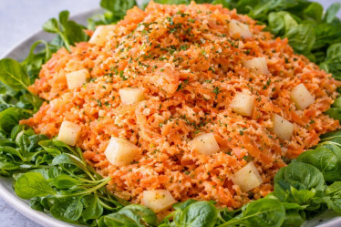 Möhren-Apfel-Salat auf Feldsalat auf einem Teller