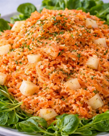 Möhren-Apfel-Salat auf Feldsalat auf einem Teller