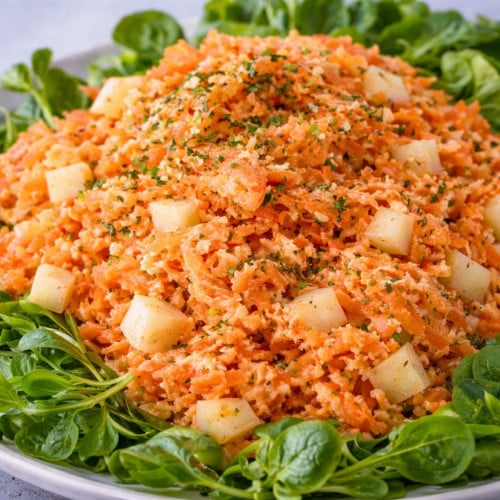 Möhren-Apfel-Salat auf Feldsalat auf einem Teller