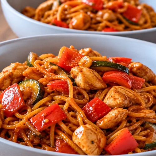 Nudelpfanne mit Gemüse und Hähnchen in Tomaten-Soja-Soße