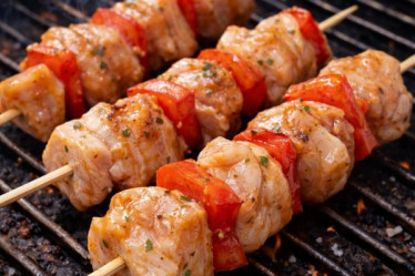 Marinierte Hähnchenspieße mit Paprika auf dem Grill