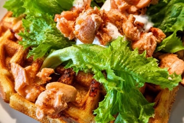 Herzhafte Waffeln mit Lachs, Salat und Dip