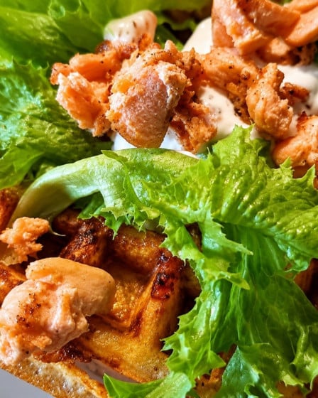 Herzhafte Waffeln mit Lachs, Salat und Dip