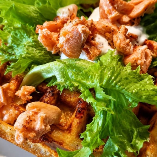 Herzhafte Waffeln mit Lachs, Salat und Dip