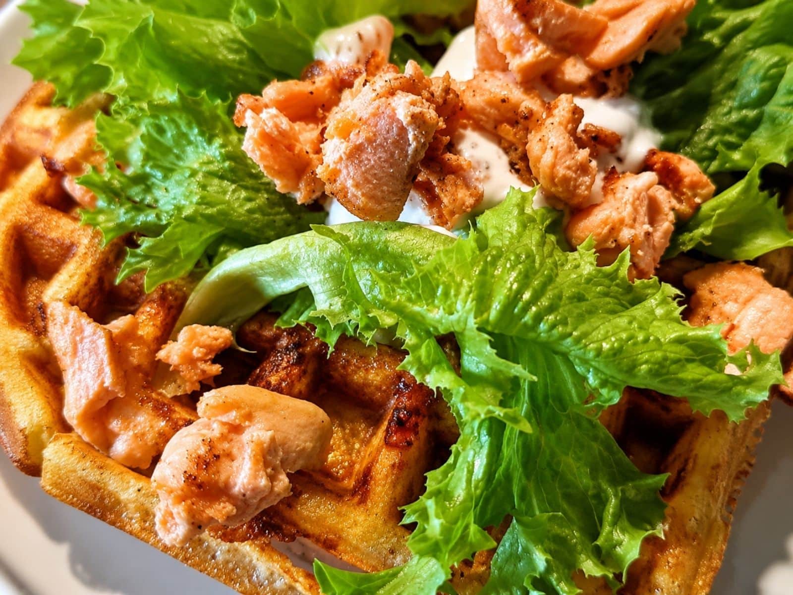 Herzhafte Waffeln mit Lachs, Salat und Dip