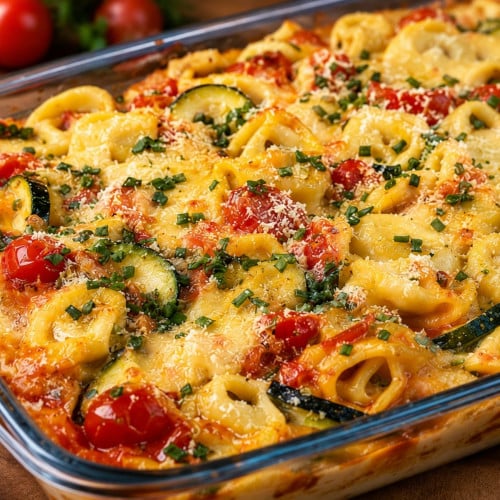 Nudelauflauf mit Tortellini aus dem Ofen in einer Auflaufform