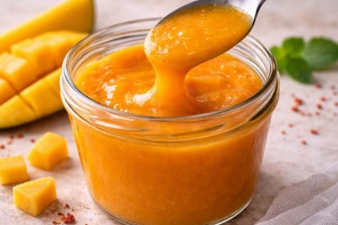 Fruchtige Mangosoße im Glas