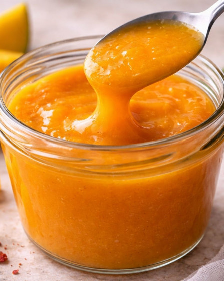 Fruchtige Mangosoße im Glas