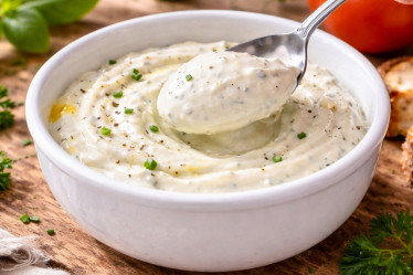 Kräuterquark mit frischem Brot, schnell und cremig