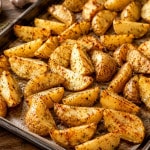 Knusprige Kartoffelecken auf einem Backblech