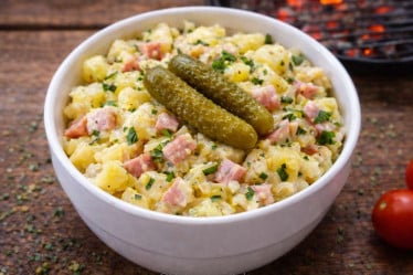 Kartoffelsalat klassisch in einer Schüssel