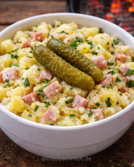 Kartoffelsalat klassisch in einer Schüssel