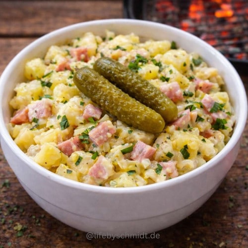 Kartoffelsalat klassisch in einer Schüssel