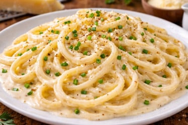 Cremige Käse-Sahne-Nudeln auf einem Teller