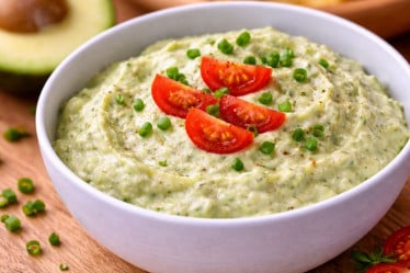 Cremiger Avocado-Dip mit Joghurt