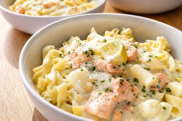 Spargelpasta mit Lachs in cremiger Zitronensoße