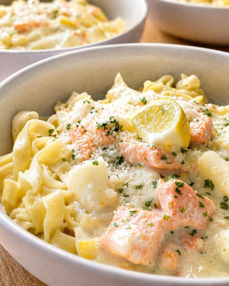 Spargelpasta mit Lachs in cremiger Zitronensoße