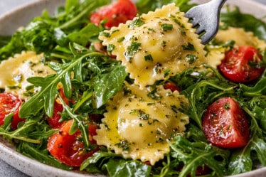 Raviolisalat mit Rucola und Tomaten