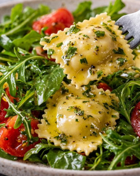 Raviolisalat mit Rucola und Tomaten