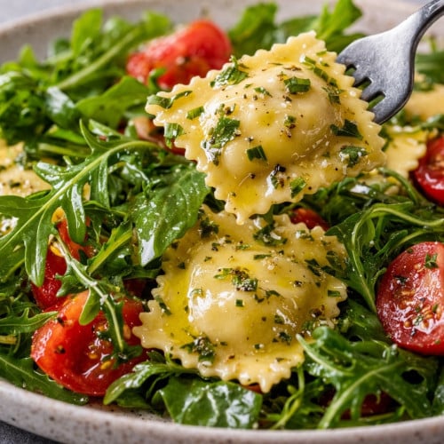 Raviolisalat mit Rucola und Tomaten