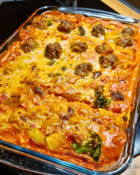 Das Bild zeigt einen Gnocchi-Auflauf mit Hackbällchen und Brokkoli in Tomatensoße