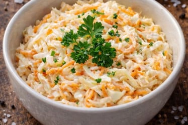 remiger Coleslaw mit Weißkohl und Karotten in rustikaler Holzoptik als Grillbeilage