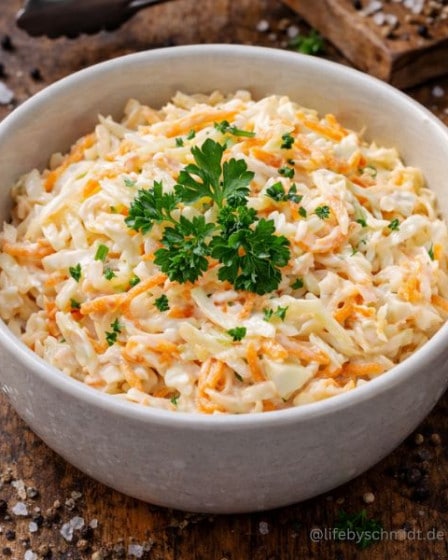 remiger Coleslaw mit Weißkohl und Karotten in rustikaler Holzoptik als Grillbeilage