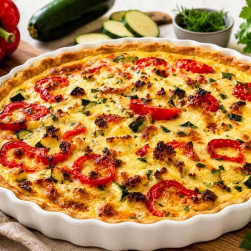 Quiche mit Paprika und Zucchini in einer Quicheform